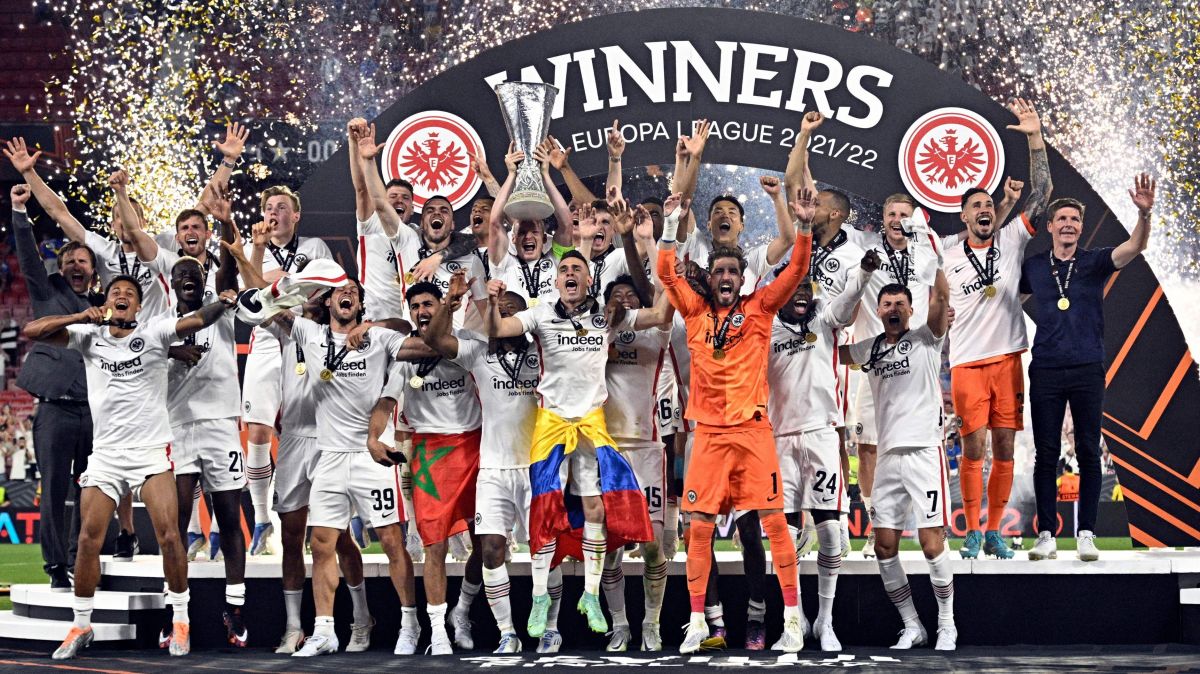 مراسم اهدای کاپ قهرمانی لیگ اروپا 22-2021 به تیم اینتراخت فرانکفورت