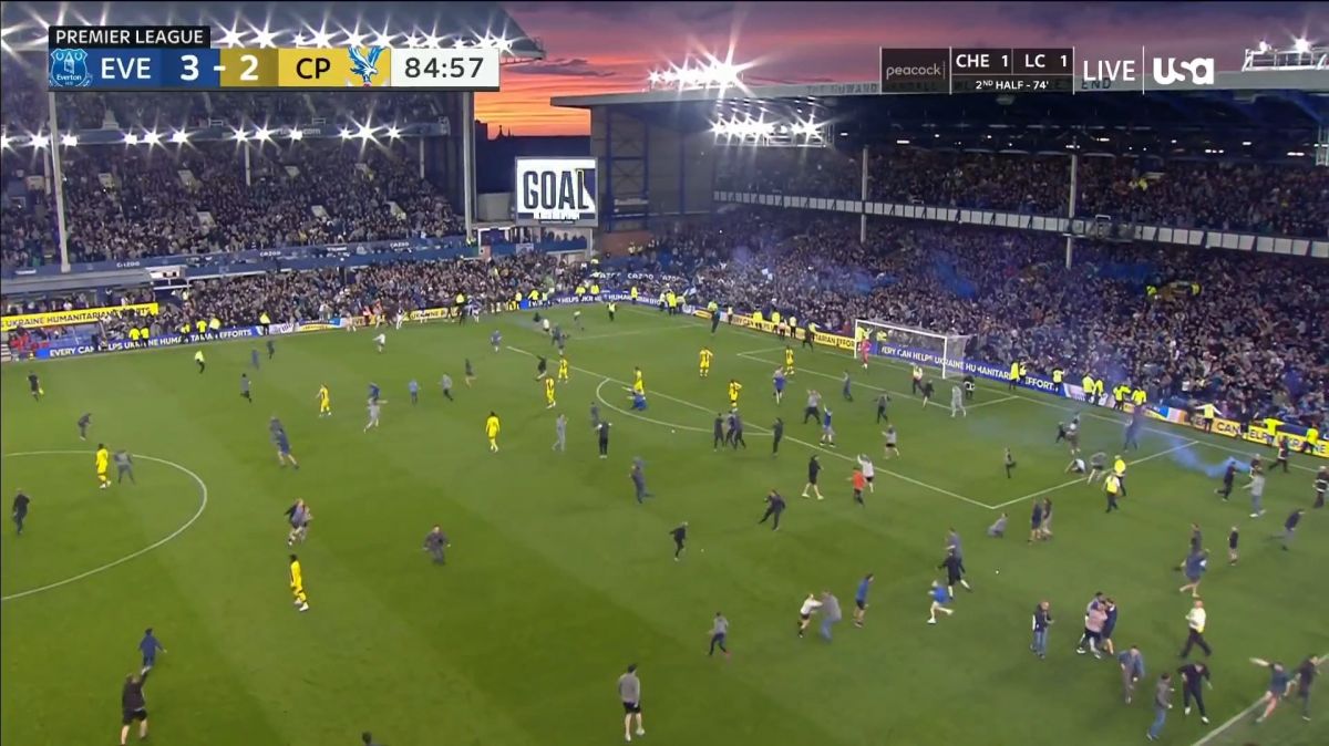 هجوم هوادران اورتون به زمین بعد از گل سوم به کریستال پالاس