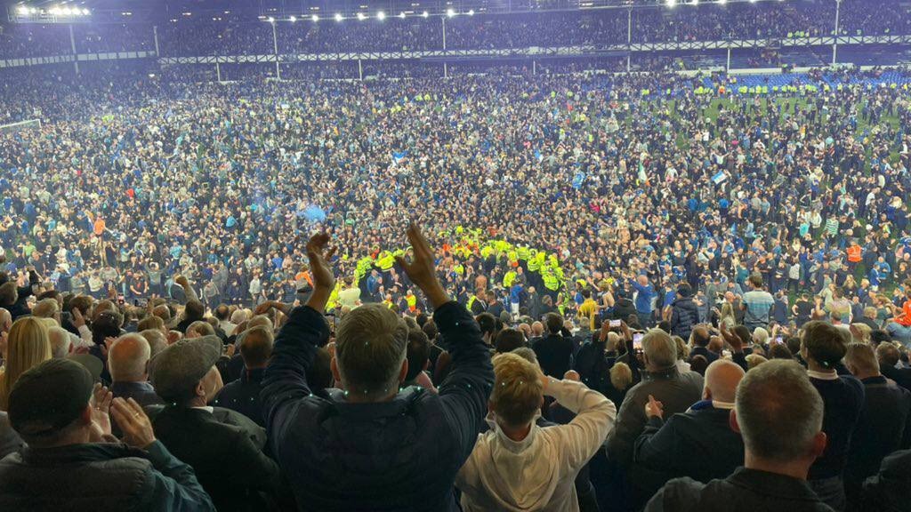 سوت پایان بازی و هجوم هواداران اورتون به درون زمین پس از بقا در لیگ برتر