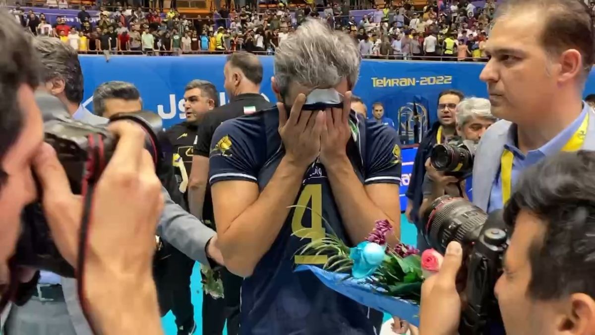 اختصاصی/ اشکهای سعید معروف بعد از بایگانی شدن پیراهنش در پایان مسابقات قهرمانی والیبال باشگاه‌های آسیا