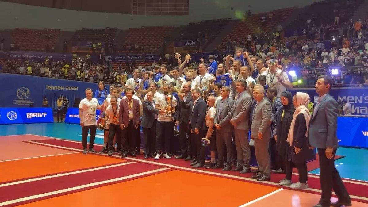 اختصاصی/ بالا بردن جام قهرمانی مسابقات والیبال باشگاههای آسیا توسط بازیکنان تیم پیکان