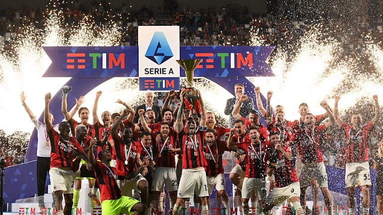 مراسم اهدای کاپ قهرمانی سری آ به بازیکنان میلان