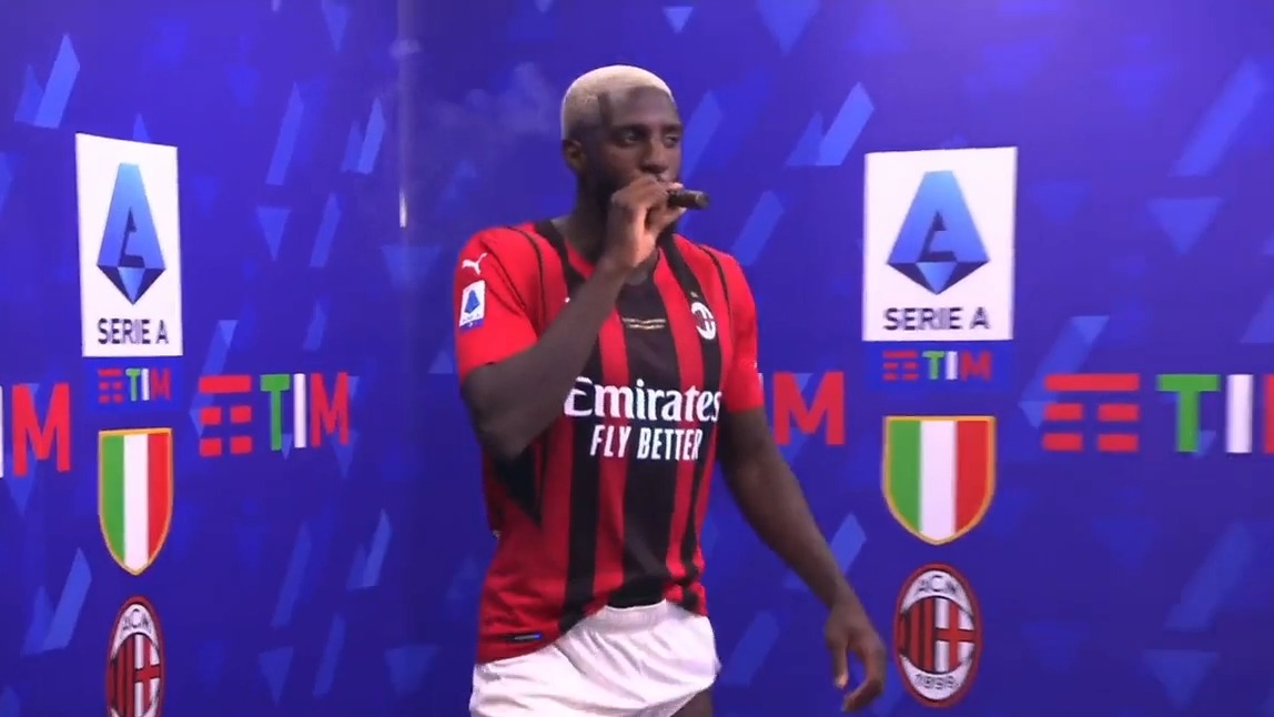 ورود باکایوکو بازیکن میلان به جشن قهرمانی با سیگار