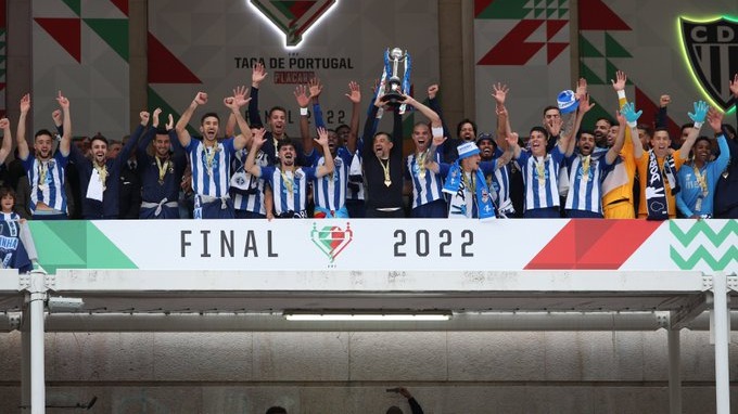 اهدای کاپ قهرمانی جام حذفی پرتغال به بازیکنان پورتو