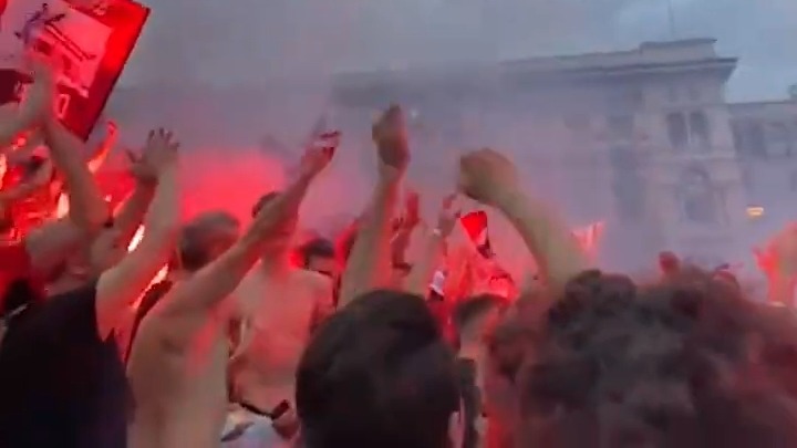 شادی هواداران میلان پس از قهرمانی در سری آ