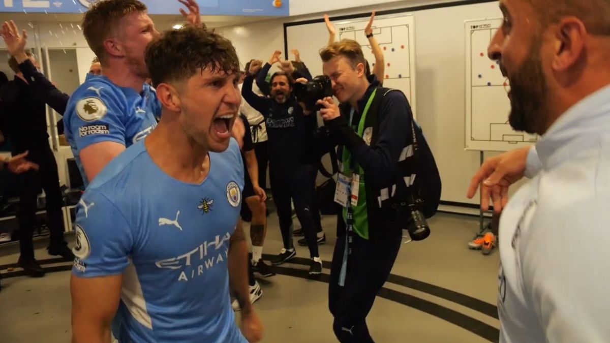 شادی بازیکنان منچسترسیتی در رختکن پس از قهرمانی در لیگ برتر