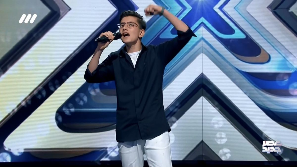 عصر جدید/ اجرای سرود تیم نساجی توسط خواننده نوجوان عصر جدید