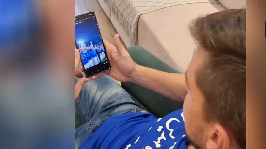 جانواریو ستاره اسبق استقلال در حال تماشای جشن قهرمانی استقلال در لیگ بیست و یکم