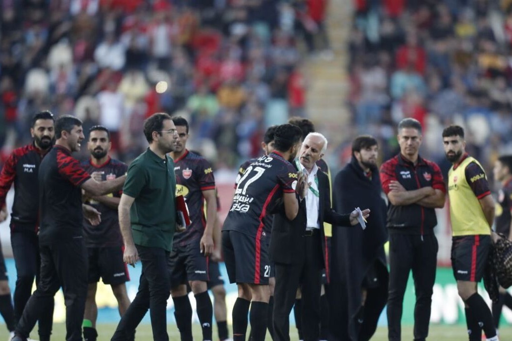 دلیل محرومیت هواداران پرسپولیس از بازی با تراکتور چه بود؟