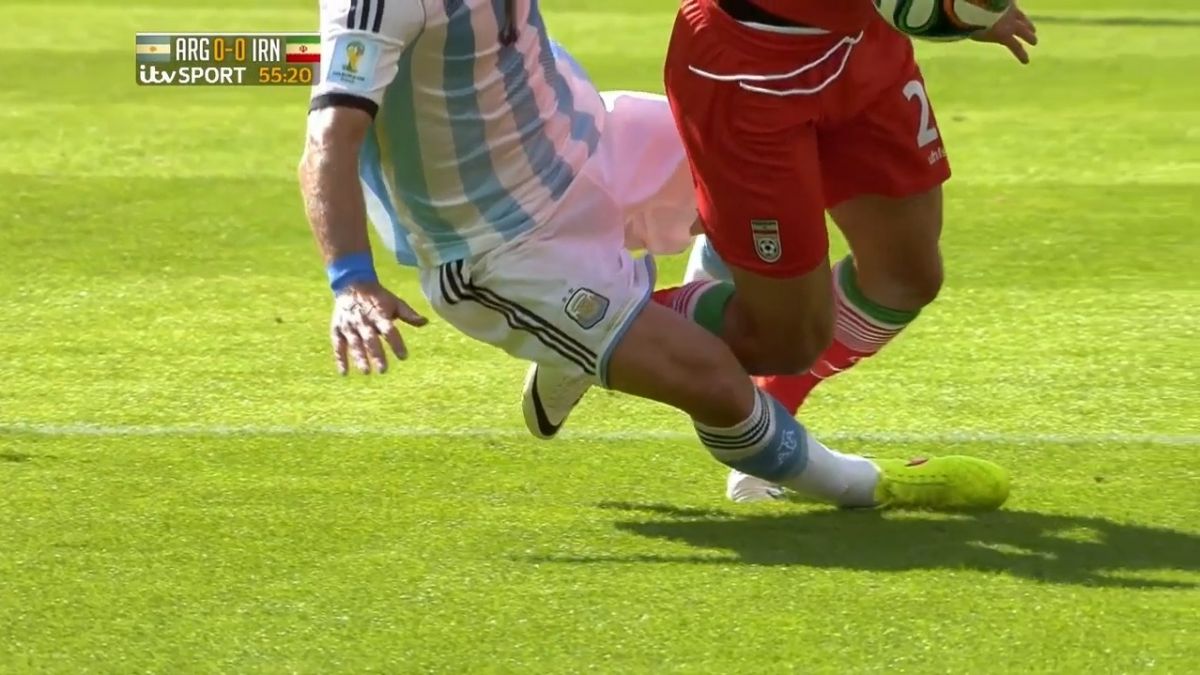 نوستالزی جام جهانی/ خطای زابالتا روی اشکان دژاگه که داور پنالتی نگرفت (مرحله گروهی جام جهانی 2014)