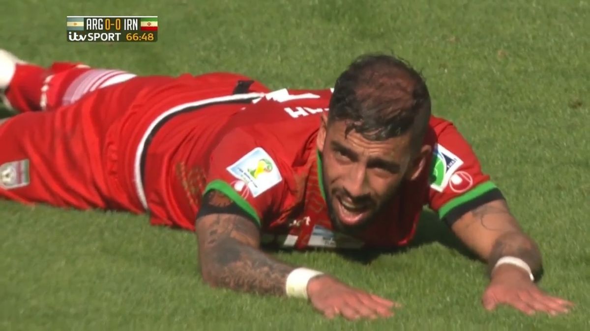 نوستالژی جام جهانی/ واکنش خوب رومرو روی ضربه سر اشکان دژاگه (مرحله گروهی جام جهانی 2014)