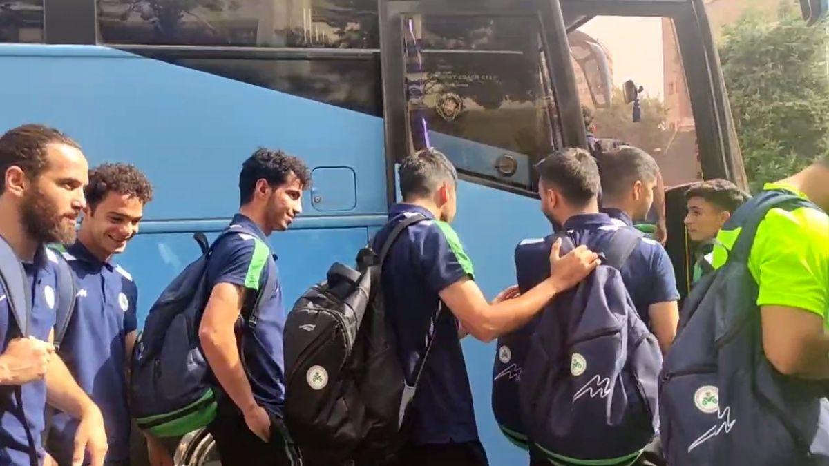 حرکت تیم فوتبال ذوبآهن اصفهان به ورزشگاه دانشگاه تهران جهت دیدار تدارکاتی با تیم مس رفسنجان