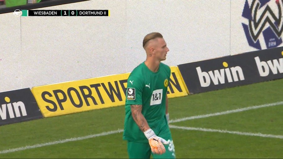 اشتباه عجیب دروازبان تیم دوم دورتموند در بازی مقابل ویسبادن در لیگ دسته سوم آلمان