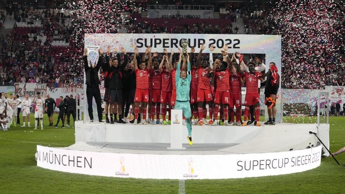 اهدای کاپ قهرمانی سوپرکاپ آلمان به بازیکنان بایرن مونیخ