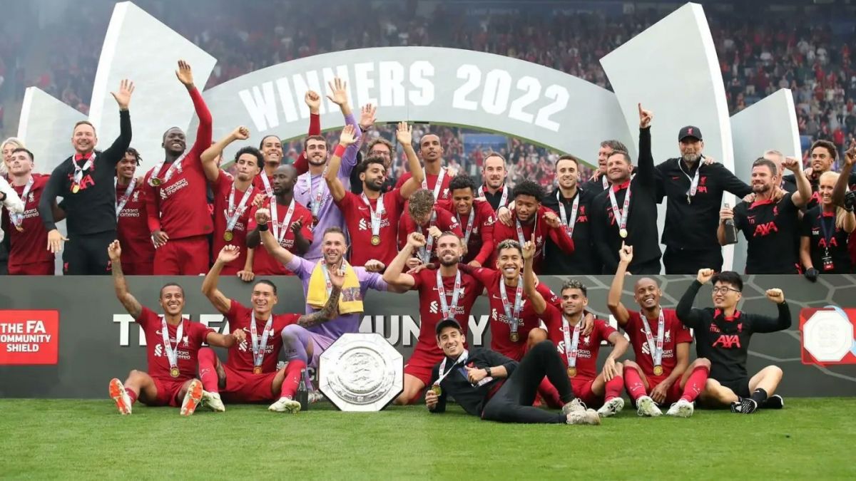 اهدای کاپ قهرمانی سوپرکاپ انگلیس به بازیکنان لیورپول