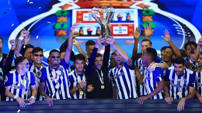 اهدای کاپ قهرمانی سوپرکاپ پرتغال به بازیکنان پورتو