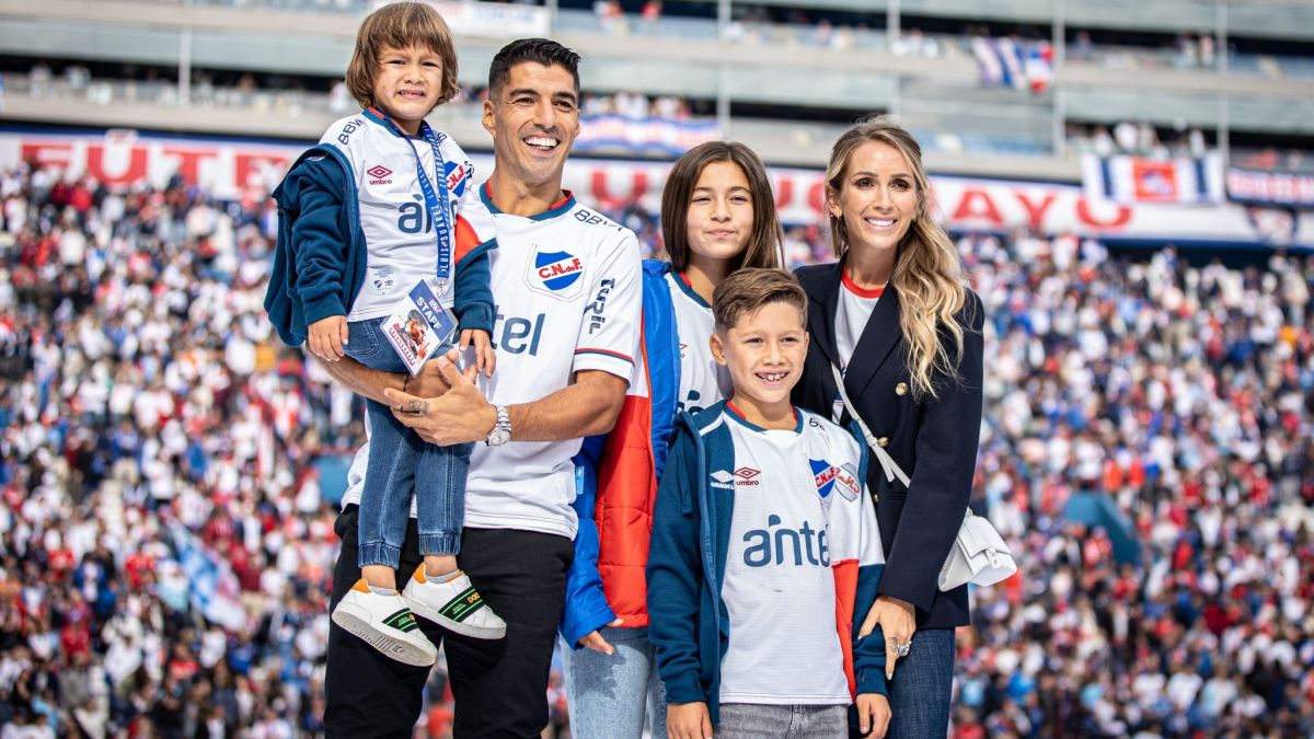 مراسم معارفه لوییس سوارز در باشگاه ناسیونال اروگوئه