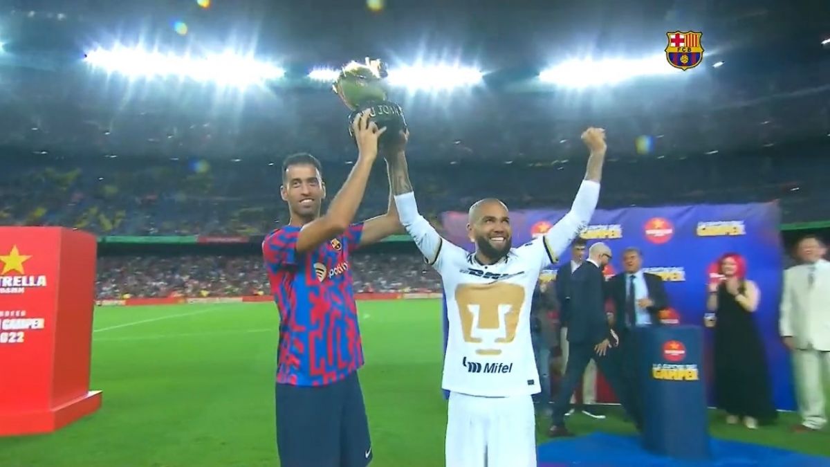 اهدای کاپ قهرمانی خوان گامپر به تیم بارسلونا