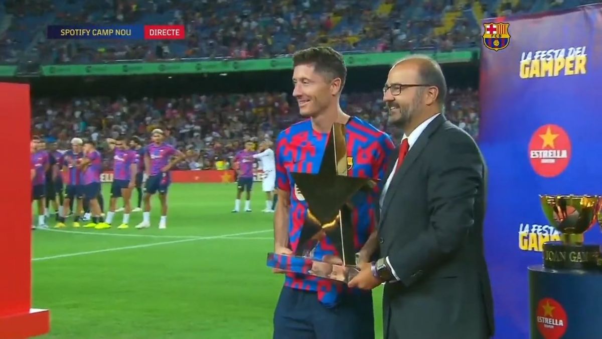 اهدای جایزه بهترین بازیکن جام خوان گامپر به لواندوفسکی