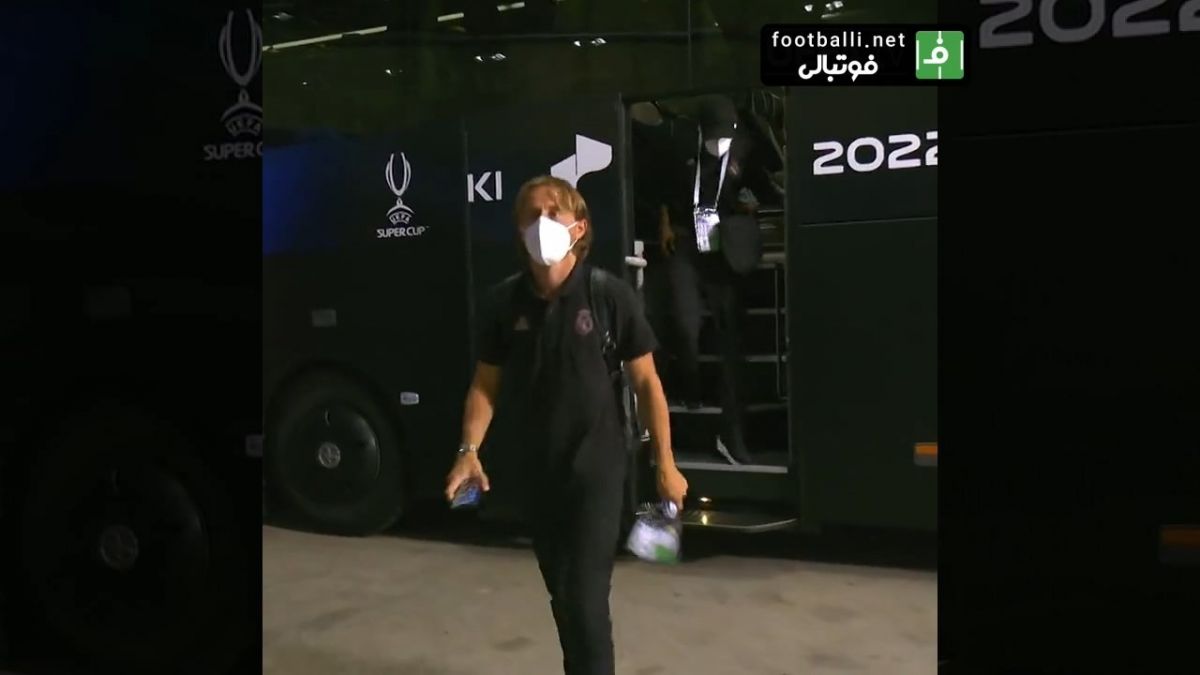 ورود اتوبوس تیم های آینتراخت فرانکفورت و رئال مادرید به استادیوم المپیک هلسینکی