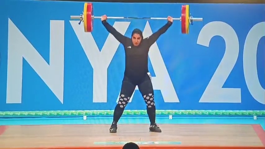مهار وزنه 100 کیلوگرمی توسط الهام حسینی در یکضرب و کسب مدال طلای بازی‌های کشورهای اسلامی