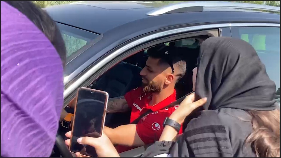 اختصاصی/ عکس یادگاری طرفداران با میلاد سرلک در محل تمرین تیم پرسپولیس