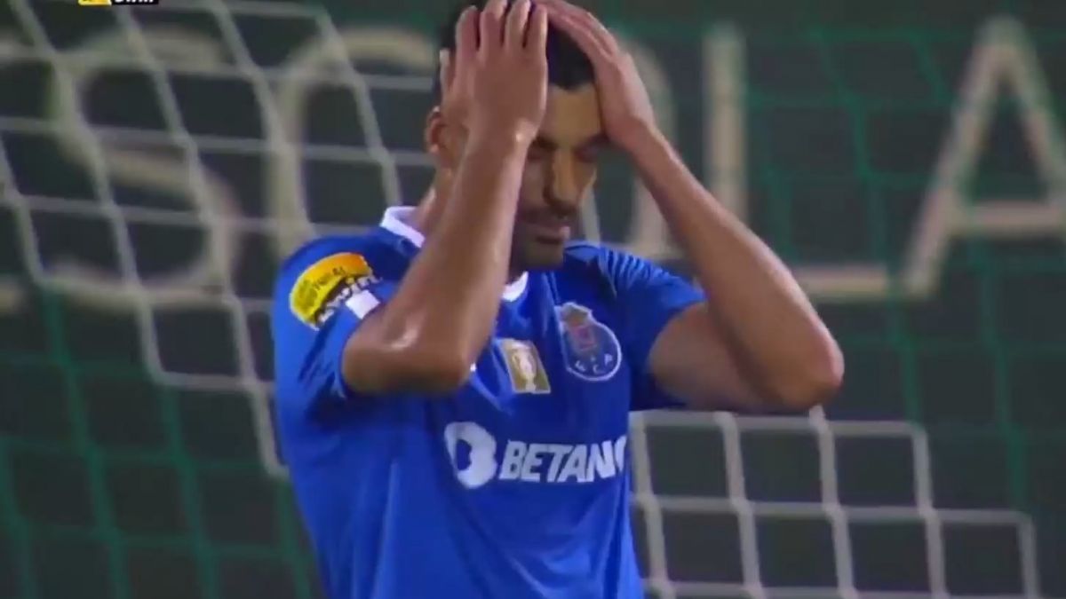 هدر دادن پنالتی توسط طارمی در بازی پورتو و ریو آوه