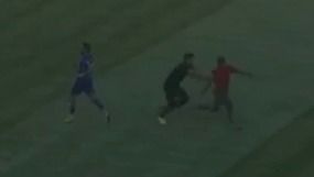 ورود جیمی جامپ به زمین در بازی تراکتور و هوادار