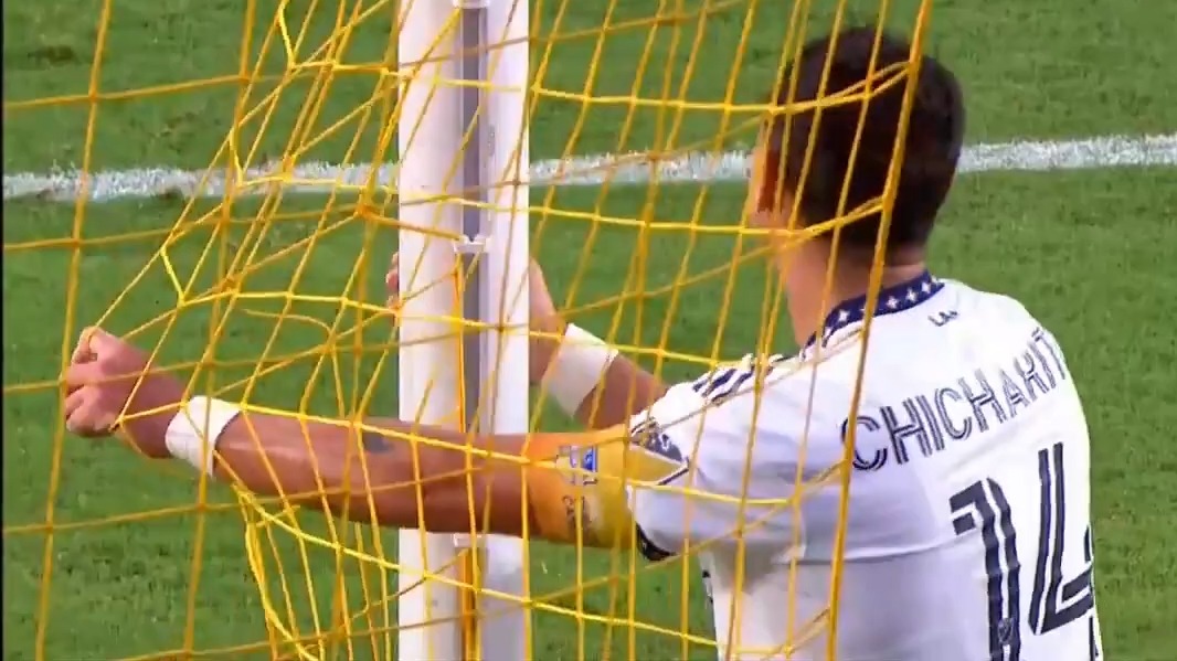 از دست دادن پنالتی با ضربه چیپ توسط چیچاریتو در دقیقه 97 / چه وقت چیپ زدن بود آقای چیچاریتو؟