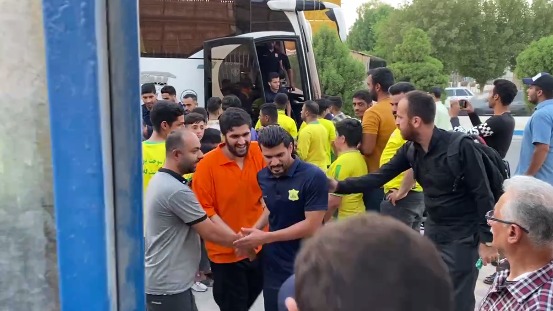 اختصاصی/ ورود کاروان تیم صنعت نفت آبادان به ورزشگاه جهت دیدار با نفت مسجدسلیمان