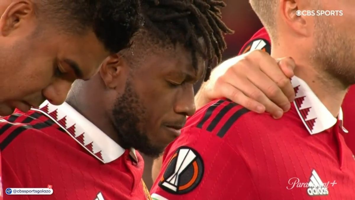 یک دقیقه سکوت به احترام درگذشت ملکه انگلیس در ابتدای بازی منچستریونایتد و رئال سوسیداد