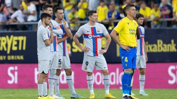 توقف بازی کادیز و بارسلونا به دلیل حمله قلبی به یکی از هواداران و سراسیمگی دروازه بان کادیز