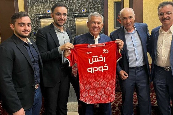 اهداء پیراهن باشگاه تراکتور به رئیس جمهور تاتارستان