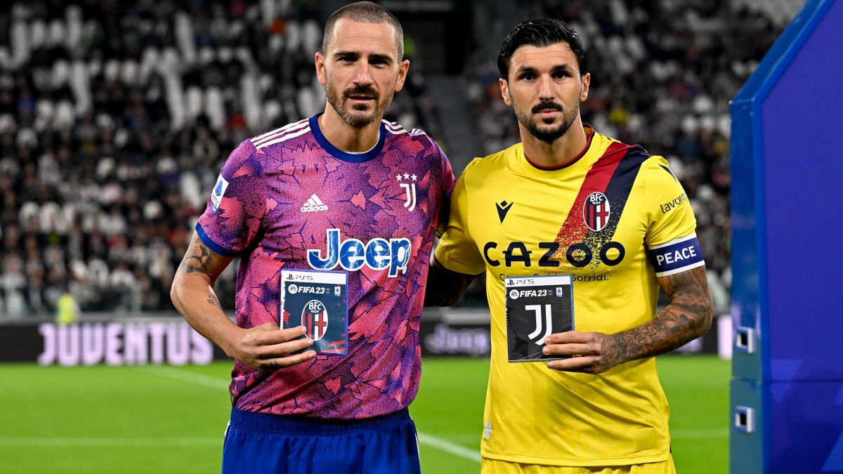 مبادله نسخه ای از بازی فیفا 23 در ابتدای بازی یوونتوس و بولونیا