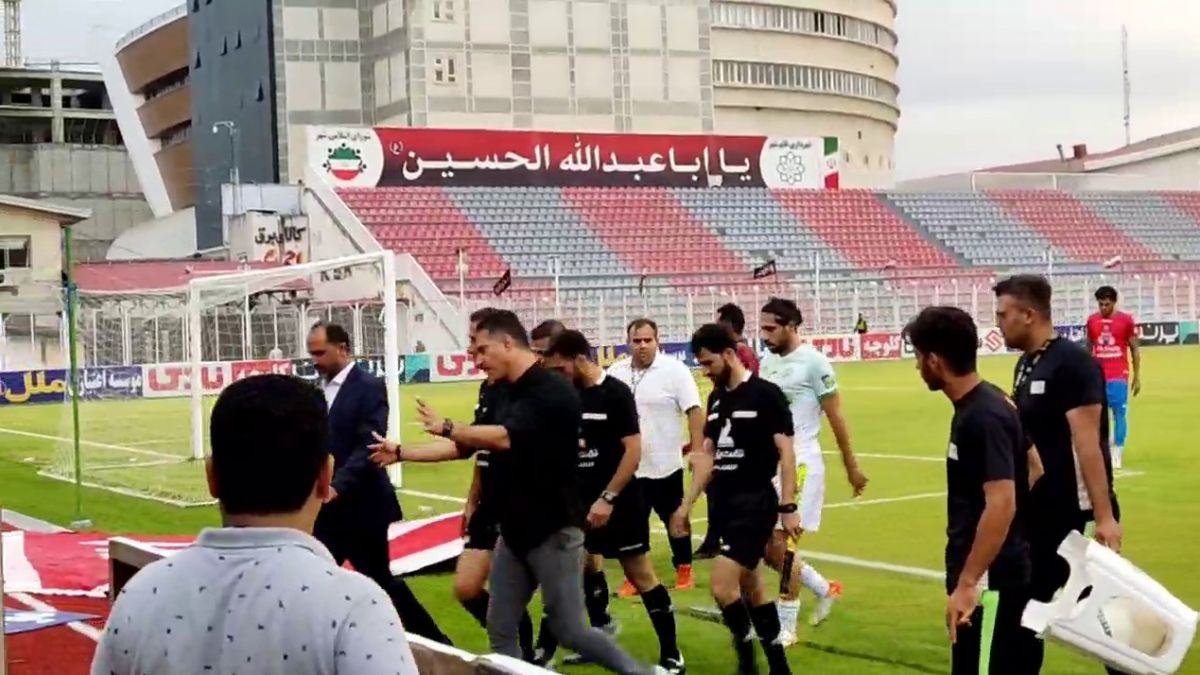 اختصاصی/ اعتراض حمید مطهری به داور بازی با ذوب آهن