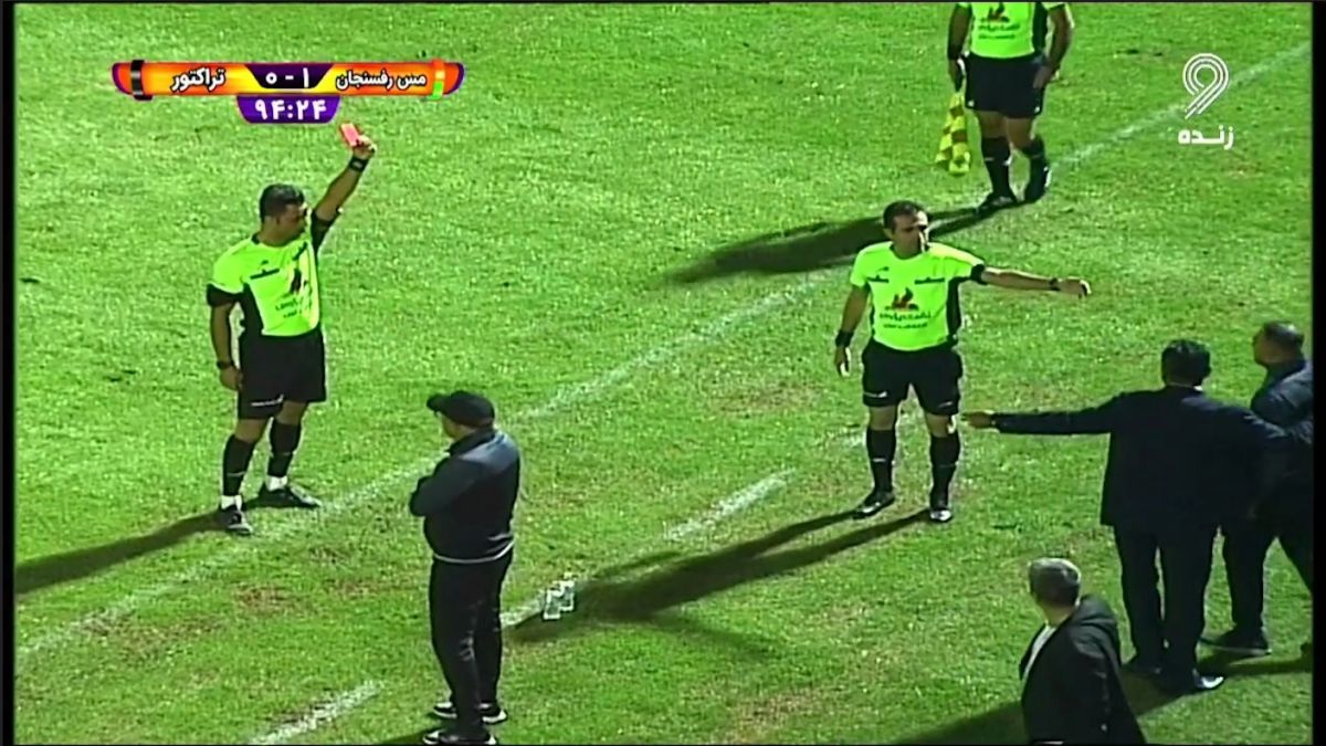 جنجال دقایق پایانی بازی تراکتور و مس رفسنجان/ پرتاب توپ اضافه به زمین در جریان حمله تیم مس رفسنجان
