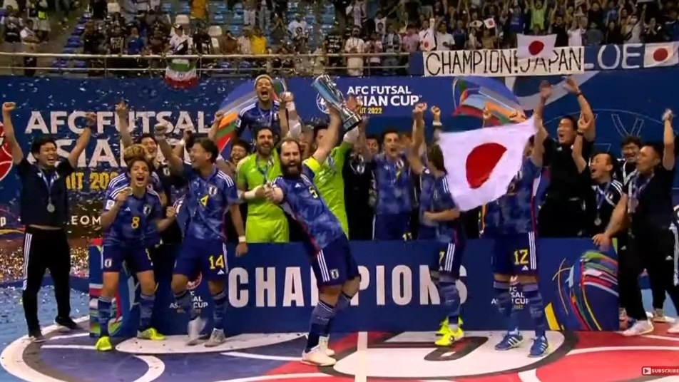 اهدای جام قهرمانی مسابقات قهرمانی فوتسال آسیا به تیم ملی ژاپن