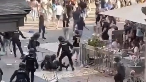 درگیری پلیس مادرید با هواداران افراطی کلوب بروژ پس از تساوی مقابل اتلتیکو