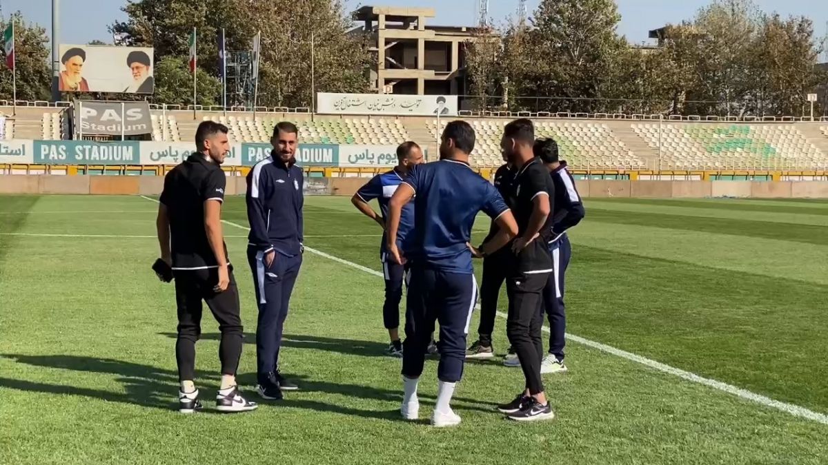 اختصاصی/ خوش و بش گرم بازیکنان هوادار و ملوان پیش از بازی هنگام بازدید از زمین چمن