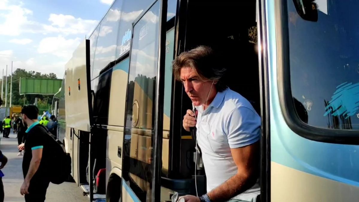 اختصاصی/ ورود تیم های ذوب آهن و استقلال به ورزشگاه فولادشهر