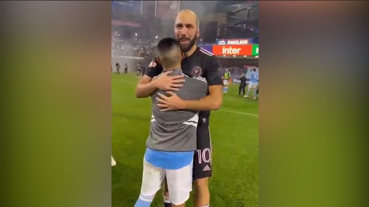 اشک های هیگواین در پایان آخرین بازی دوران فوتبالش