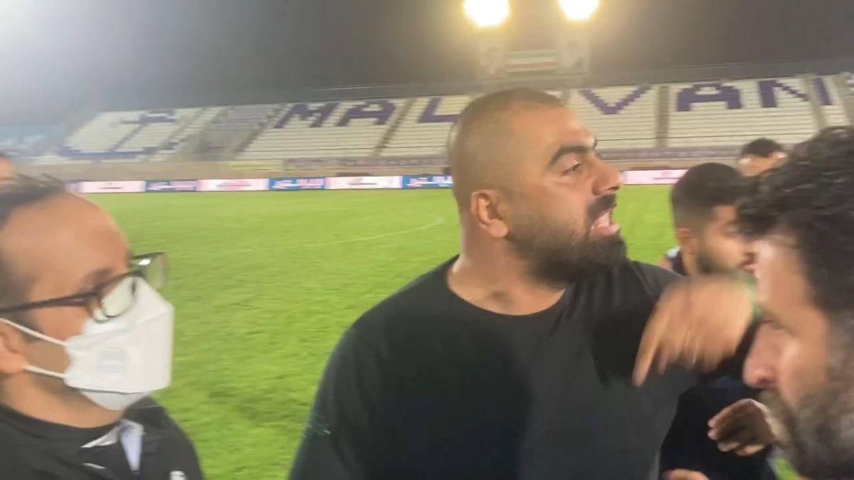 اختصاصی/ سوت پایان بازی و شروع اعتراض های تند مازیار زارع به تیم داوری