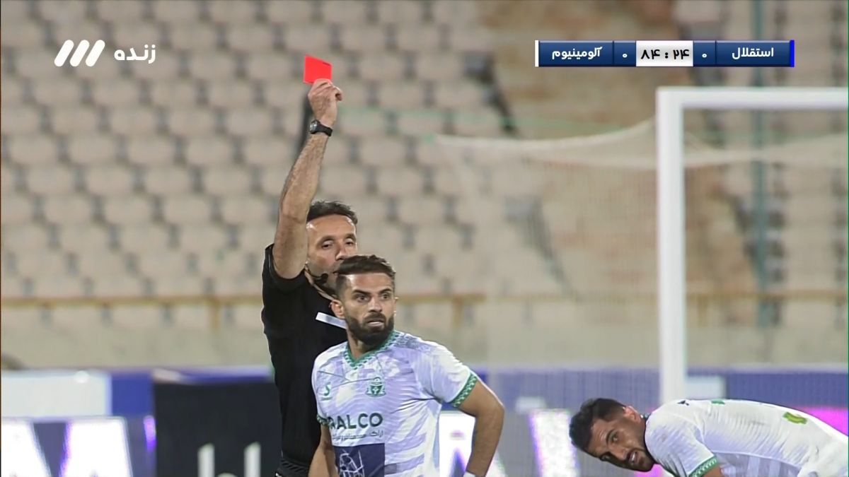 اخراج اسماعیل شریفات مقابل استقلال با دریافت دو کارت زرد در 10 ثانیه