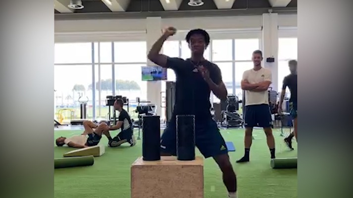 چالش جالب فاگیولی و کوادرادو در تمرینات یوونتوس با توپ پینگ پنگ