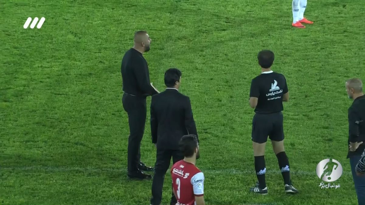 فوتبال برتر / درگیری لفظی شدید مازیار زارع با داور دیدار ملوان و پرسپولیس