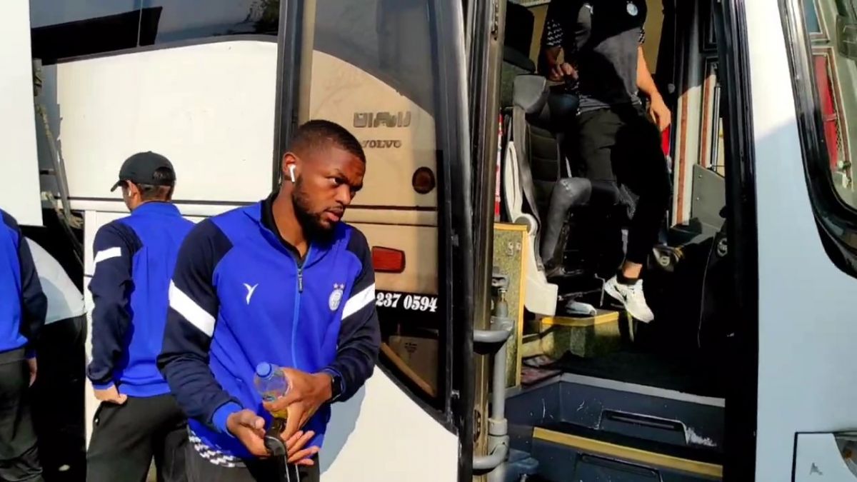 اختصاصی/ ورود تیم های هوادار و استقلال به ورزشگاه دستگردی