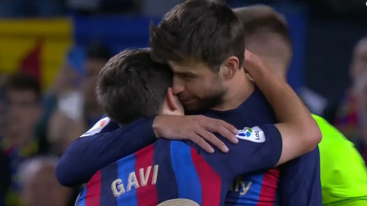 خداحافظی جرارد پیکه از دنیای فوتبال پس از تعویض در بازی بارسلونا و آلمریا