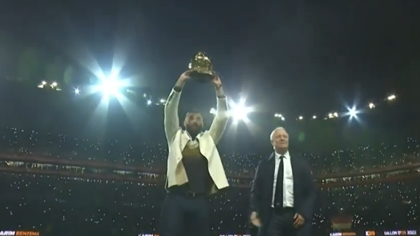 رونمایی کریم بنزما از توپ طلا در ورزشگاه لیون تیم سابق و محبوبش