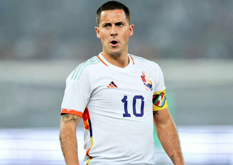 عکسی که در آن اضافه وزن هازارد به وضوح مشخص است