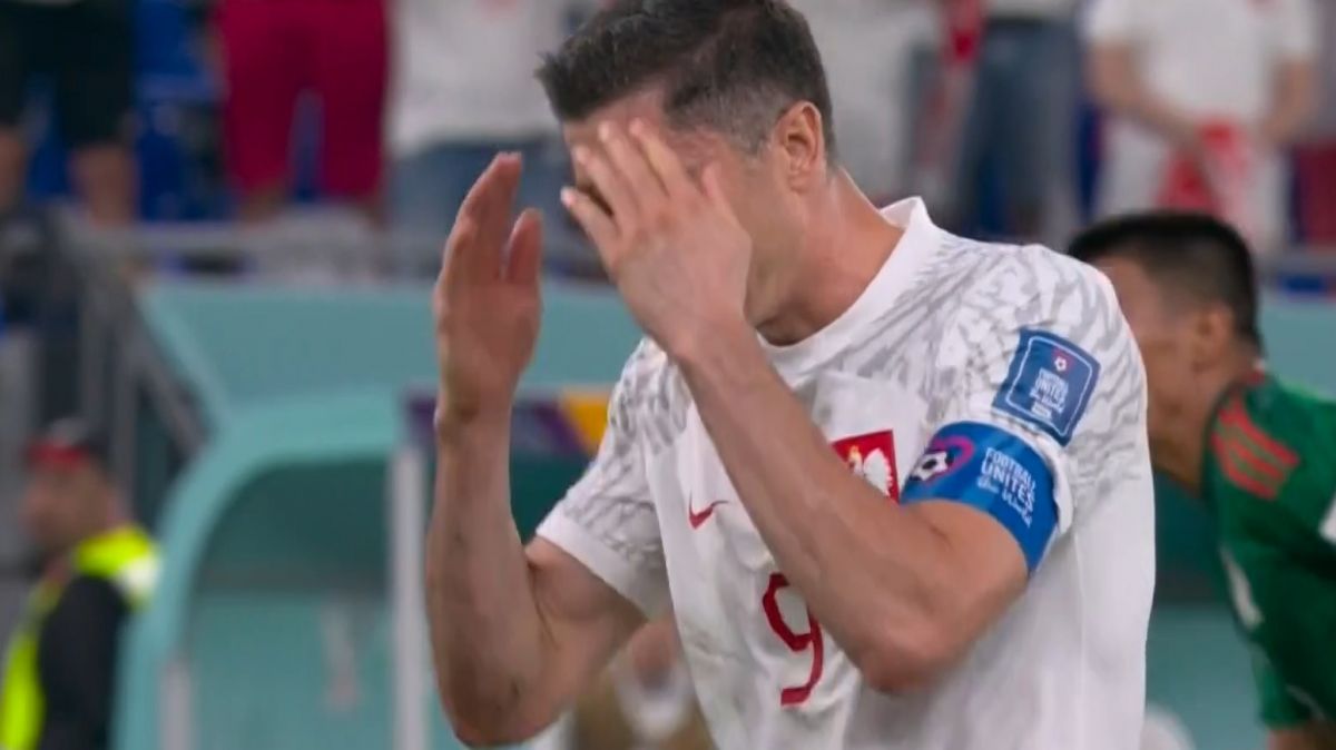 مهار پنالتی لواندوفسکی توسط اوچوا دروازه بان مکزیک